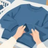 ニットの袖口の状態を確かめ、洗濯のタイミングを判断する手元