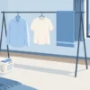 冬の室内で、衣類どうしの間隔を空けて洗濯物を干している様子