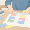 年末の大掃除を日ごとに分けるため無地の作業カードを並べる手元