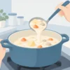 お玉ですくったクリームシチューのとろみを確かめる様子