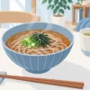 青い器に盛り付けた温かいそば