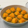 かぼちゃを重ねず皮を下にして鍋へ並べた煮物