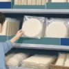 スーパーの売り場で丸いライスペーパーの袋を探す様子
