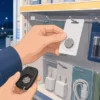 夜のコンビニでコイン形リチウム電池を探す様子