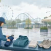 小雨のテーマパークで傘やレインウェア、タオル、靴を準備する様子