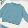 タオルの上に平らに置いたニット