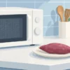 電子レンジと皿にのせたさつまいも