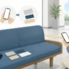 なくした財布を前にスマートフォンで停止手続きを進める様子